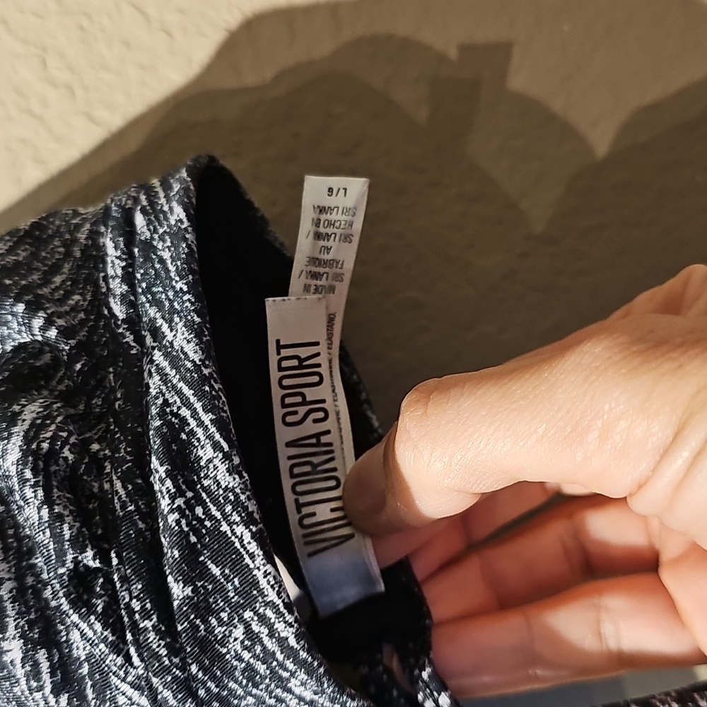 Victoria's Secret Sport Black and White Strappy Sports Bra Size Large - Picture 2 of 3